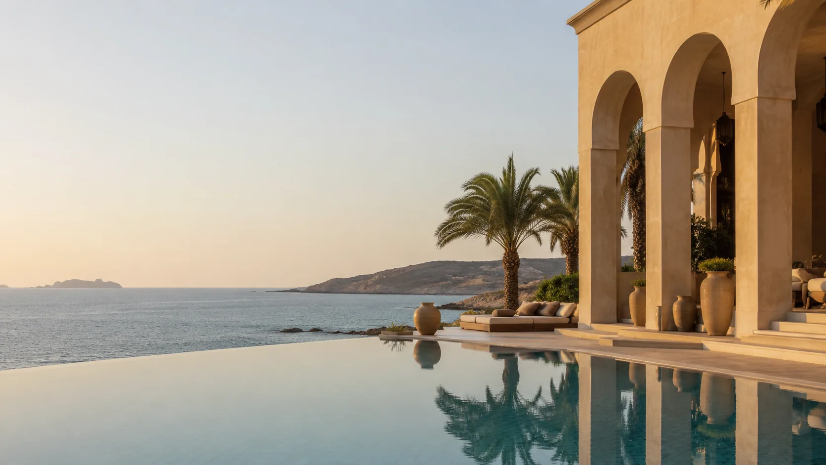 Elegante Küstenanlage mit Arkaden, Palmen und Pool
