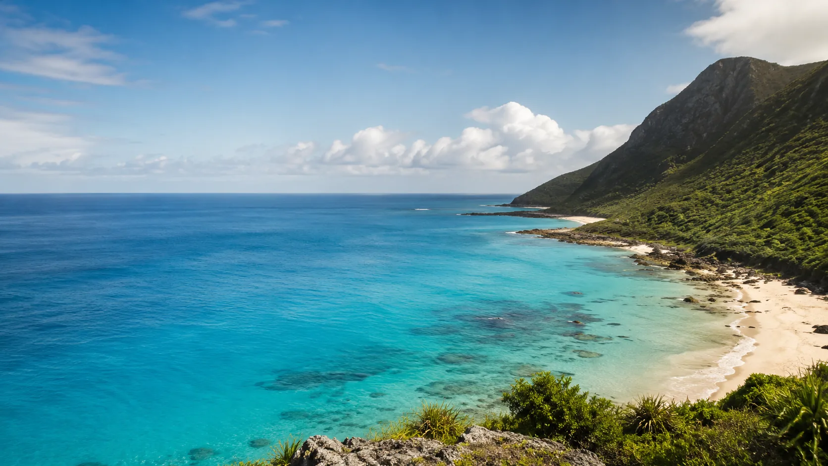 Ruhige Tempelanlage am Wasser in tropischer Landschaft