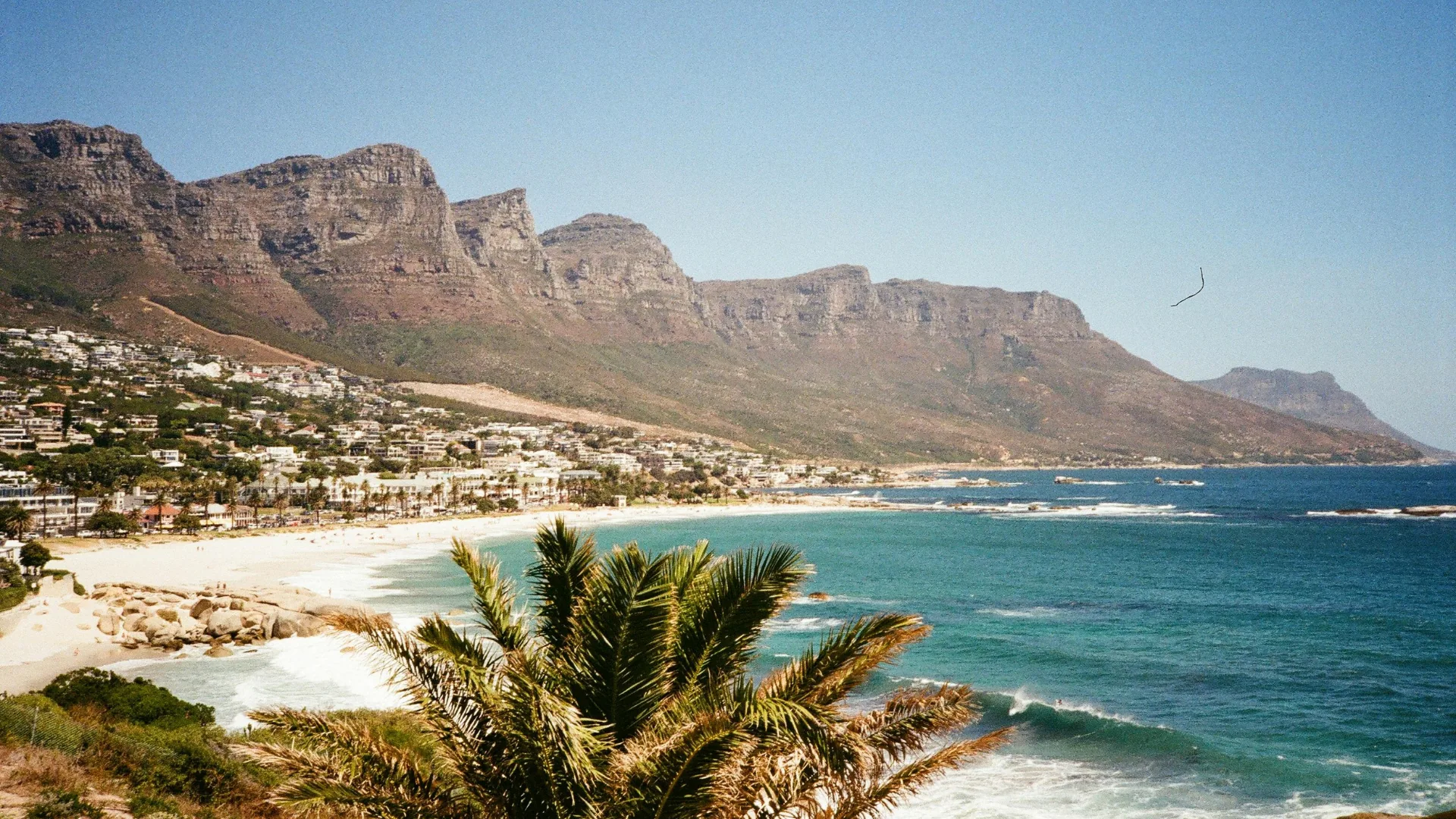 K&uuml;ste von Kapstadt mit Bergen und t&uuml;rkisblauem Meer, S&uuml;dafrika